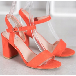 Nio Nio Sandalias en una barra naranja 3