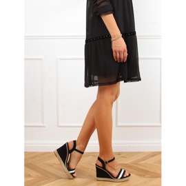 Sandalias negras sobre una cuña negra LL6320 Negro 3