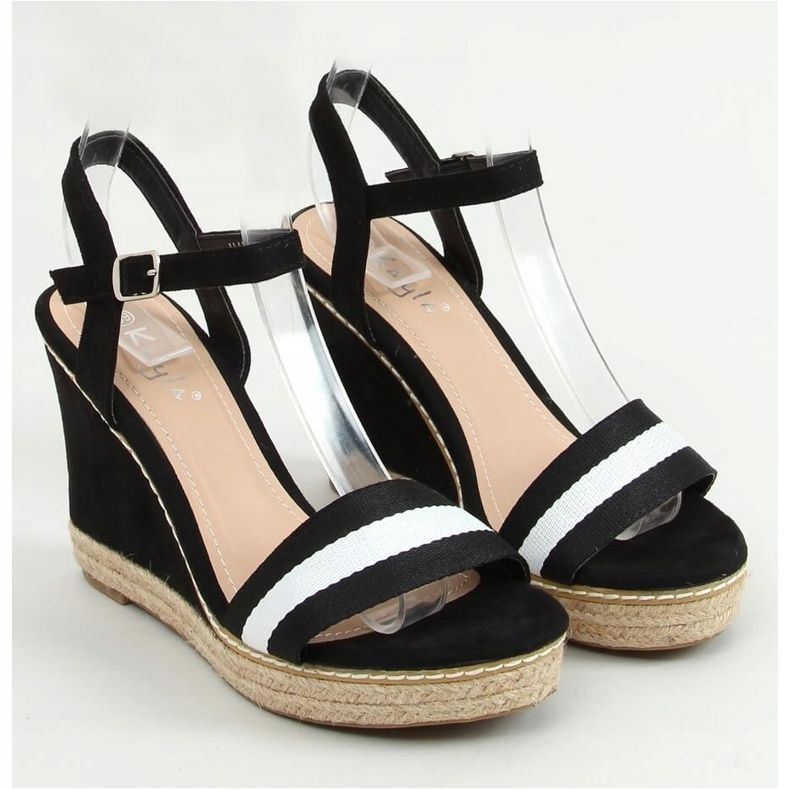 Sandalias negras sobre una cuña negra LL6320 Negro 1