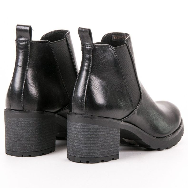 W. Potocki Botines chelsea negros en una barra 2