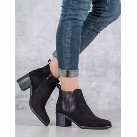 Filippo Botas en un poste negro 1 Filippo Botas en un poste negro 1