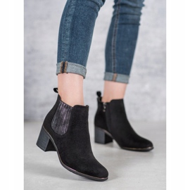Filippo Botas en un poste negro 2