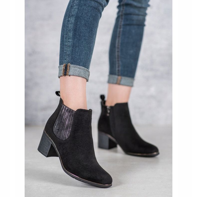 Filippo Botas en un poste negro 2 Filippo Botas en un poste negro 2