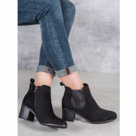 Filippo Botas en un poste negro 3