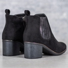Filippo Botas en un poste negro 4