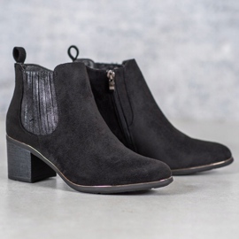 Filippo Botas en un poste negro 6