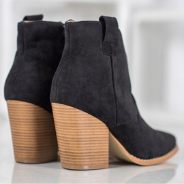 Botas de vaquero de gamuza en el pilar negro 2