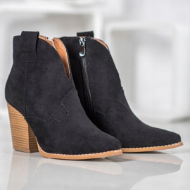 Botas de vaquero de gamuza en el pilar negro 3