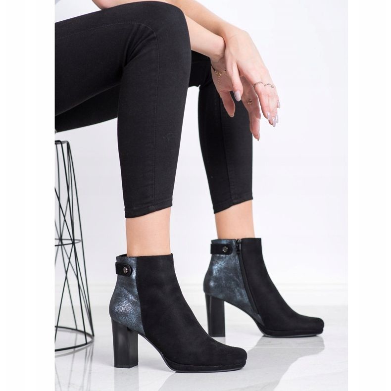 M.Daszyński Botas en un poste negro 2 M.Daszyński Botas en un poste negro 2