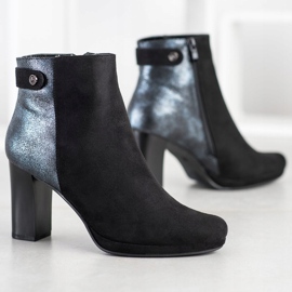 M.Daszyński Botas en un poste negro 1