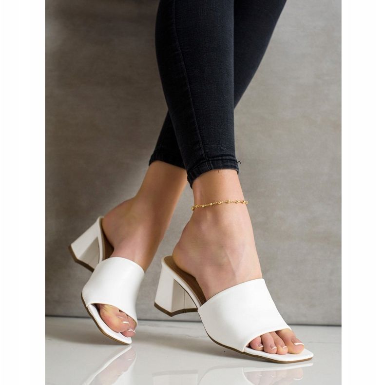 SHELOVET Zapatillas blancas clásicas en un bar blanco 2