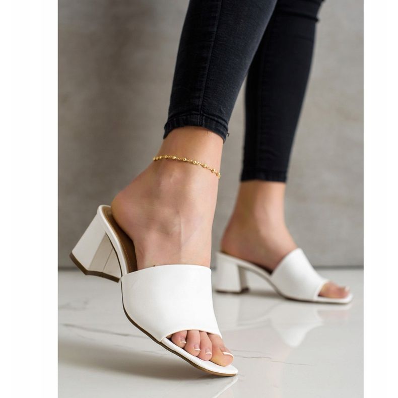 SHELOVET Zapatillas blancas clásicas en un bar blanco 1