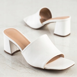 SHELOVET Zapatillas blancas clásicas en un bar blanco 3