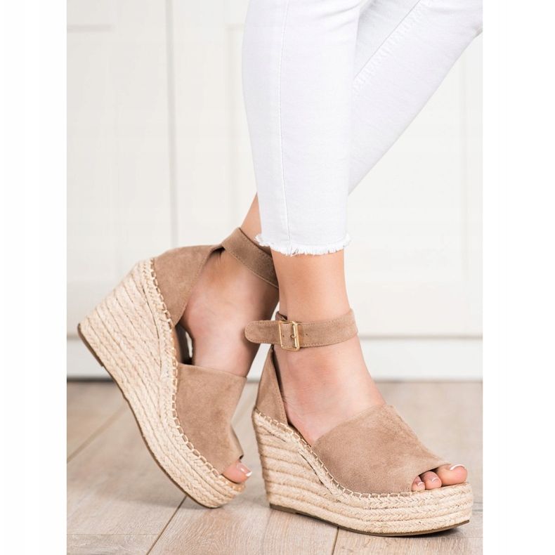 SHELOVET Sandalias con cuña en beige 1