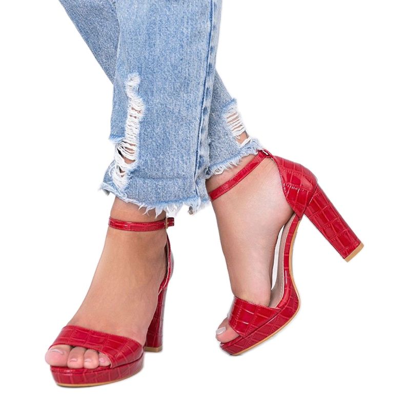 Sandalias rojas en un poste con un patrón de cuero Black Rose rojo 1