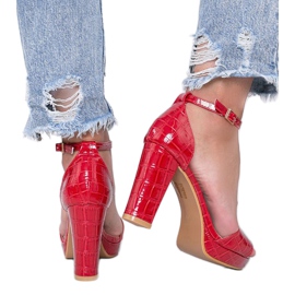 Sandalias rojas en un poste con un patrón de cuero Black Rose rojo 2