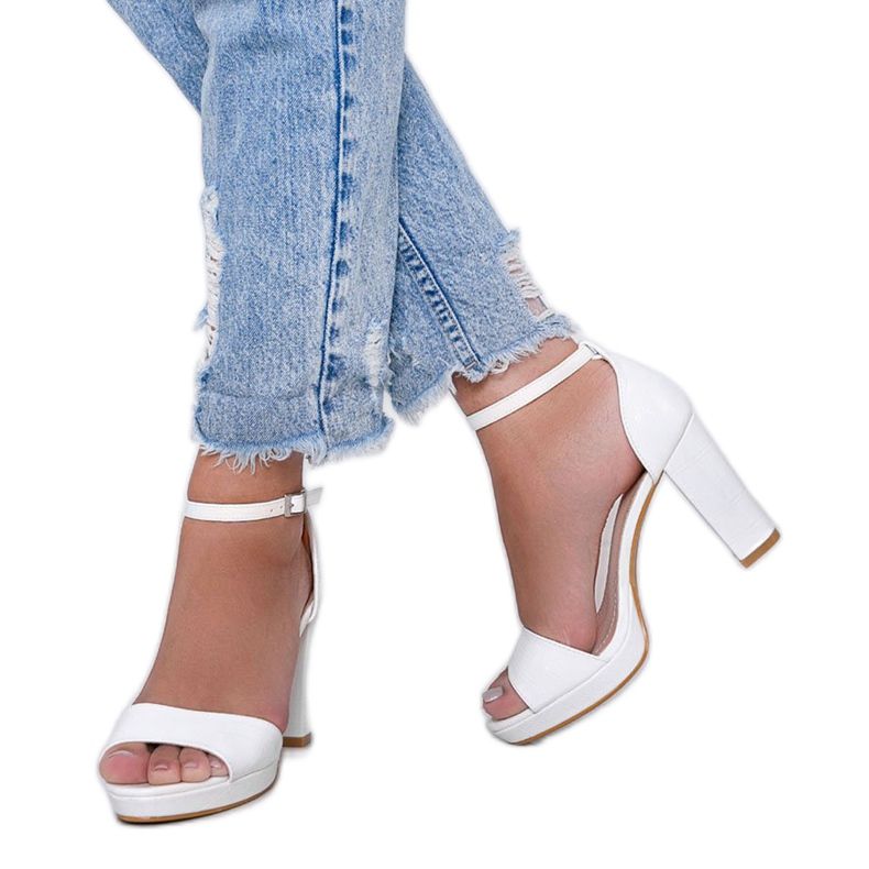 Sandalias blancas en un poste con un patrón de cuero Black Rose blanco 1 Sandalias blancas en un poste con un patrón de cuero Black Rose blanco 1