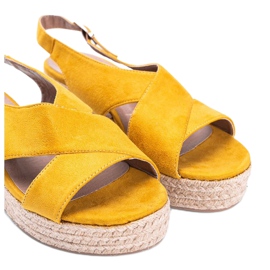 Alpargatas mostaza en la cuña de Marina amarillo 2