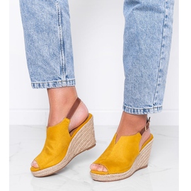 Sandalias con cuña mostaza de Lindy amarillo 2