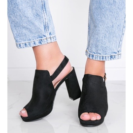 Sandalias negras en un puesto de proxeneta negro 1 Sandalias negras en un puesto de proxeneta negro 1