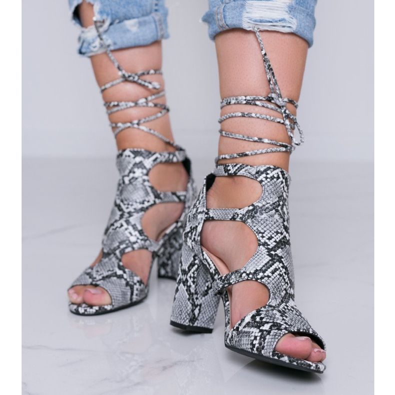 Sandalias negras en un poste con el patrón de piel de serpiente Gold Jungle negro 1