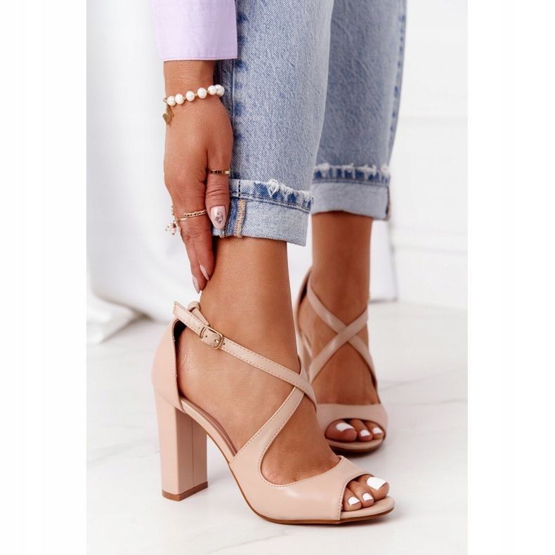 PG1 Elegantes sandalias jemma desnudas en un bar beige rosa 2