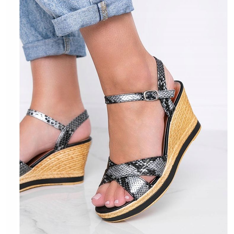 Sandalias de cuña metalizadas negras con estampado de piel de serpiente Peekaboo negro 1