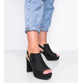 Sandalias negras en el puesto de Lordly negro 1