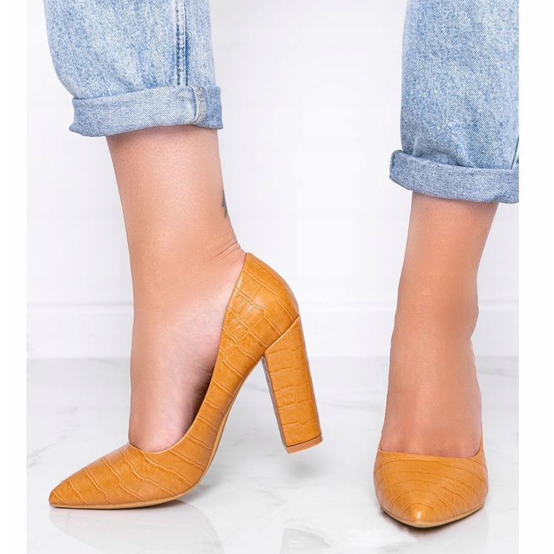 Zapatos de salón marrones en un poste con motivo de piel de serpiente This Way marrón 1 Zapatos de salón marrones en un poste con motivo de piel de serpiente This Way marrón 1