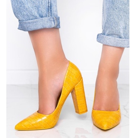 BM Zapatos de salón mostaza con motivo de piel de serpiente This Way amarillo 1
