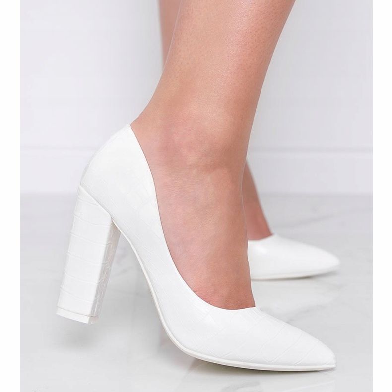 Zapatos de tacón blancos en un poste con un patrón de piel de serpiente This Way 1 Zapatos de tacón blancos en un poste con un patrón de piel de serpiente This Way 1