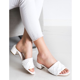 Small Swan Zapatillas acolchadas en un poste blanco 3