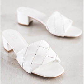 Small Swan Zapatillas acolchadas en un poste blanco 1