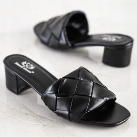 Small Swan Zapatillas acolchadas en un poste negro 1