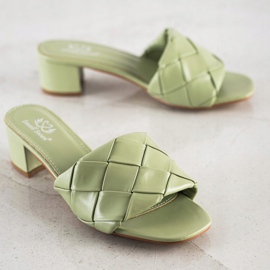 Small Swan Zapatillas acolchadas en un poste verde 1