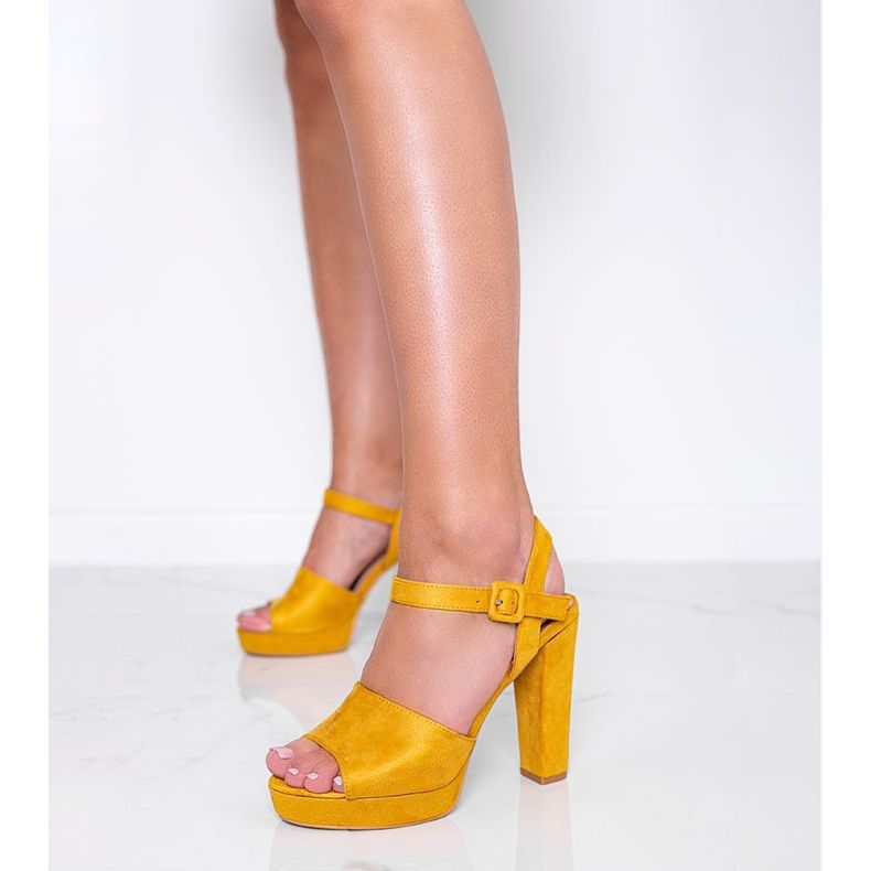 Sandalias mostaza en el poste de Paige amarillo 1 Sandalias mostaza en el poste de Paige amarillo 1