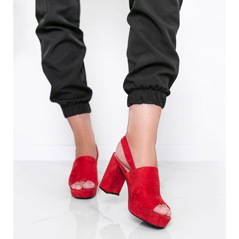 Sandalias rojas de Chikie en el poste rojo 1 Sandalias rojas de Chikie en el poste rojo 1