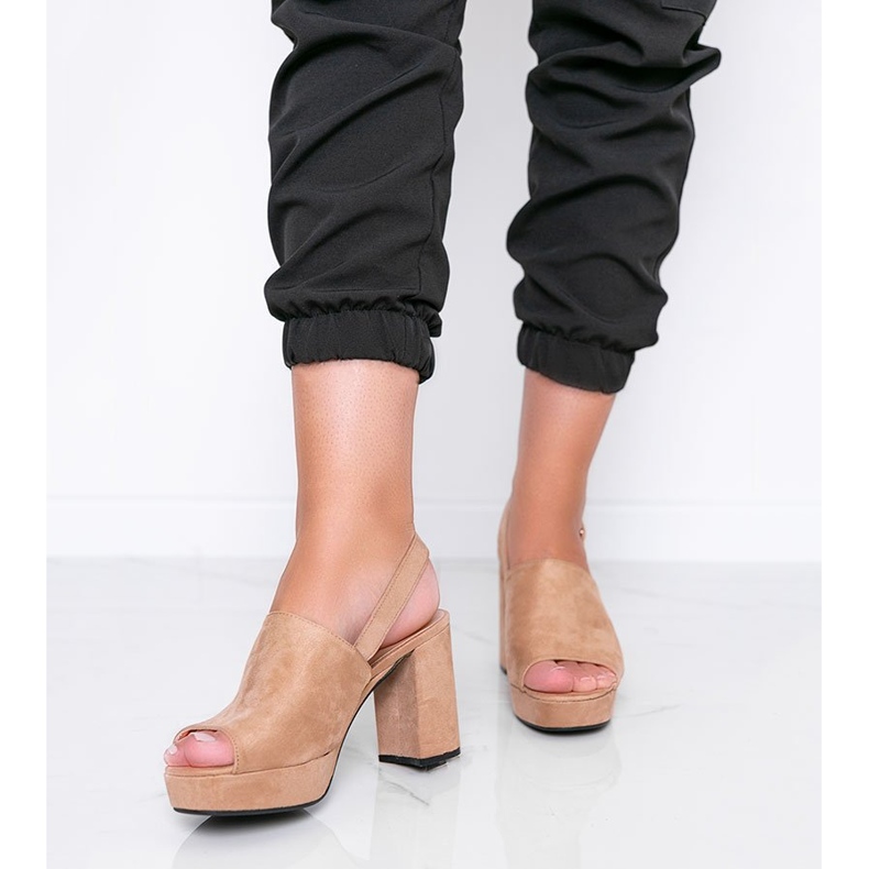 Sandalias beige en un poste de Chikie 1