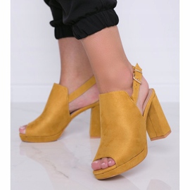 Sandalias mostaza en el puesto de proxeneta amarillo 1