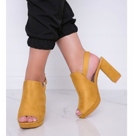 Sandalias mostaza en el puesto de proxeneta amarillo 2