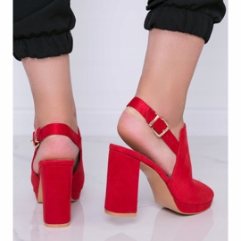 Sandalias rojas en un puesto de proxeneta rojo 1 Sandalias rojas en un puesto de proxeneta rojo 1