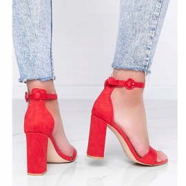 Sandalias rojas en el poste de Penélope rojo 2