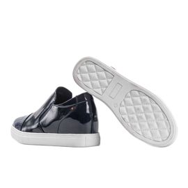 Deportivas lacadas en azul marino en la cuña Yasmin 2