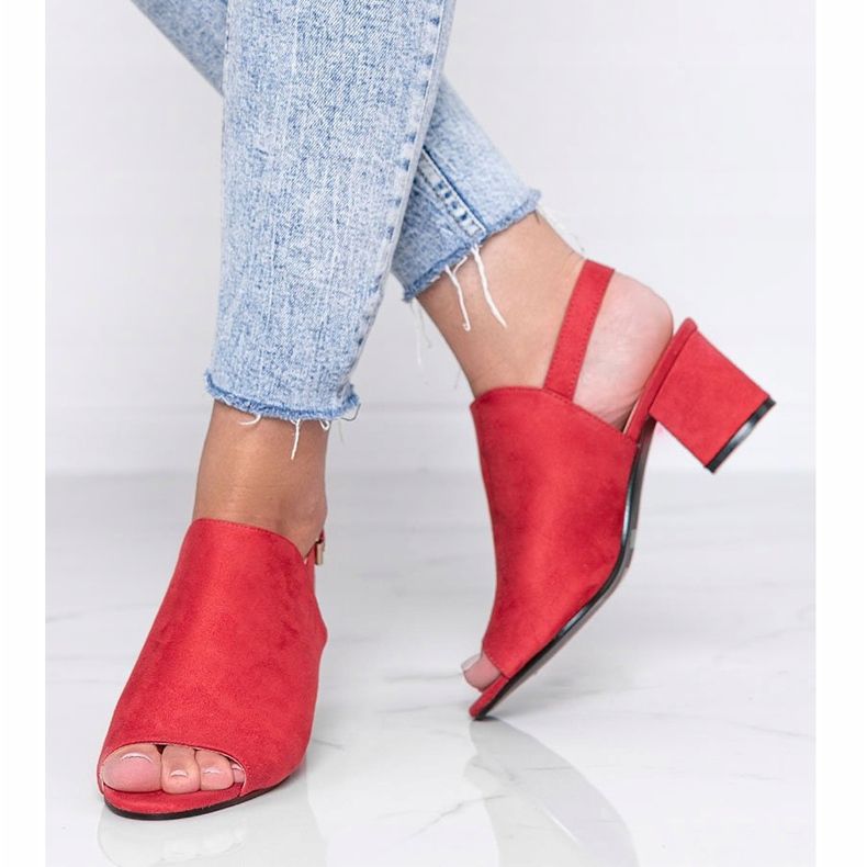 Sandalias rojas en un poste con un vástago Blubbery rojo 1