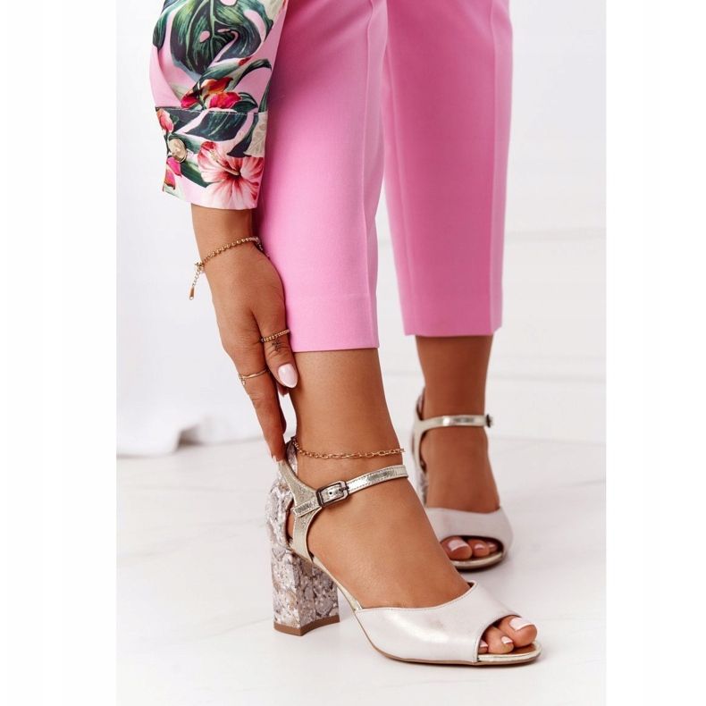 Sandalias de cuero en una barra Maciejka 04956-25 Dorado beige 2