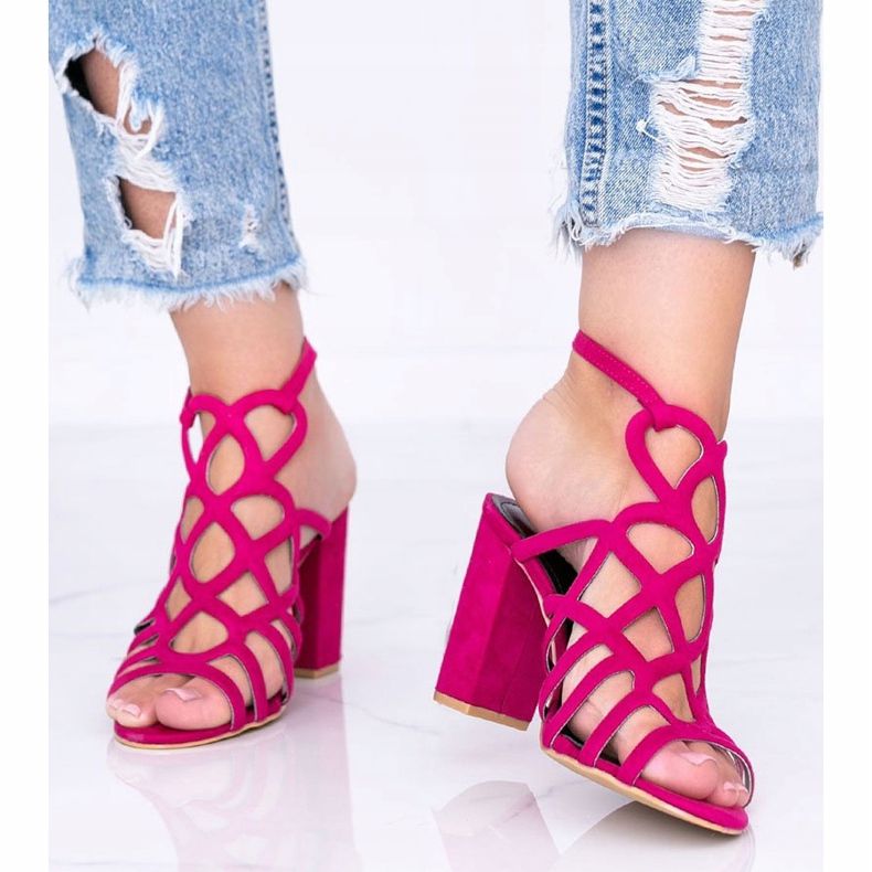 Sandalias rosa caladas en el poste de Imani 1
