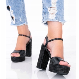 Sandalias lacadas en negro en el poste Joni 1
