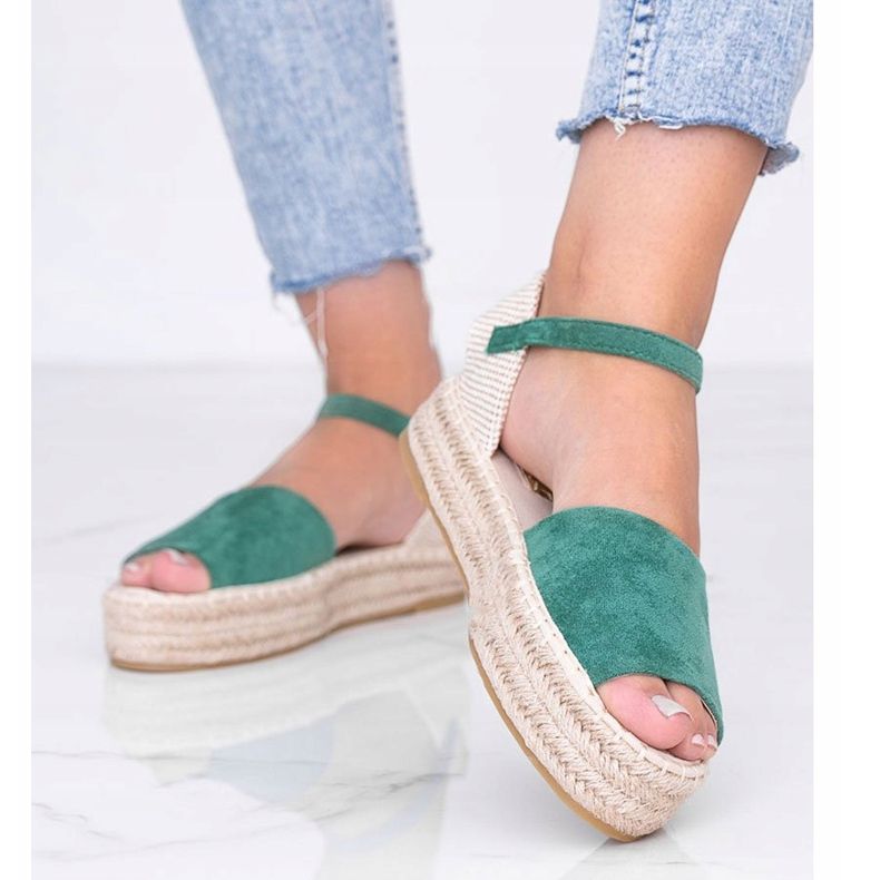 Sandalias verdes en la plataforma de Pearl River 1
