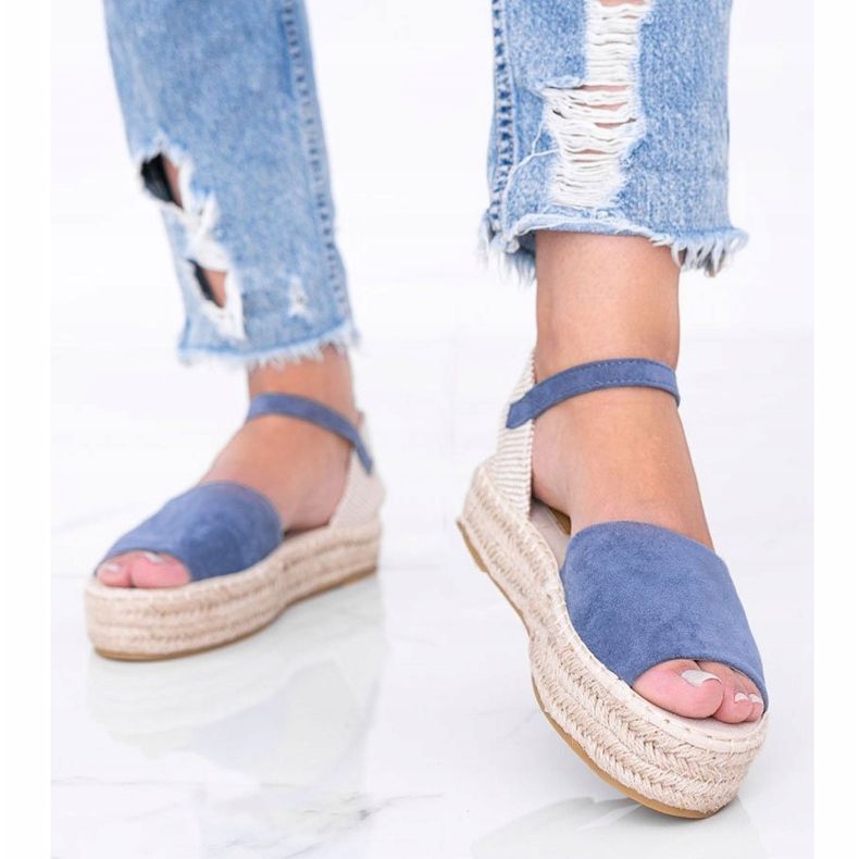 Sandalias azules en la plataforma de Pearl River 1