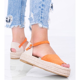 Sandalias naranjas en la plataforma de Pearl River 1